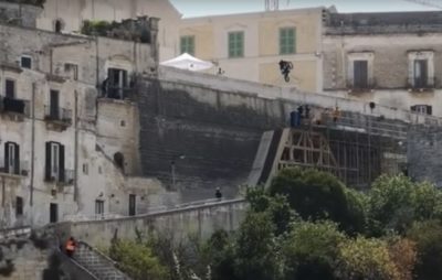 Des Triumph et une cascade à moto colossale dans le prochain James Bond :: Film d'action