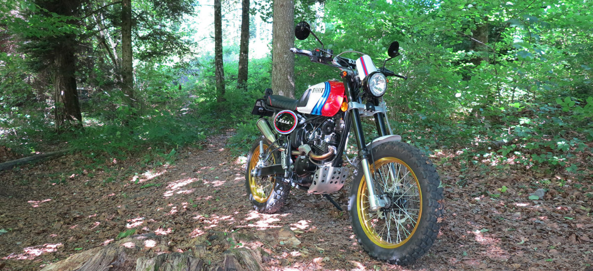 Le scrambler Hero 125, haut, maniable et attachant