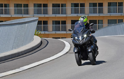 La ville, la voie rapide et les routes cantonales pour le Tricity 300 :: Yamaha