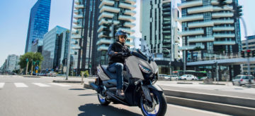 Le scooter sportif Yamaha XMAX 125 version 2021 est sobre comme un chameau!