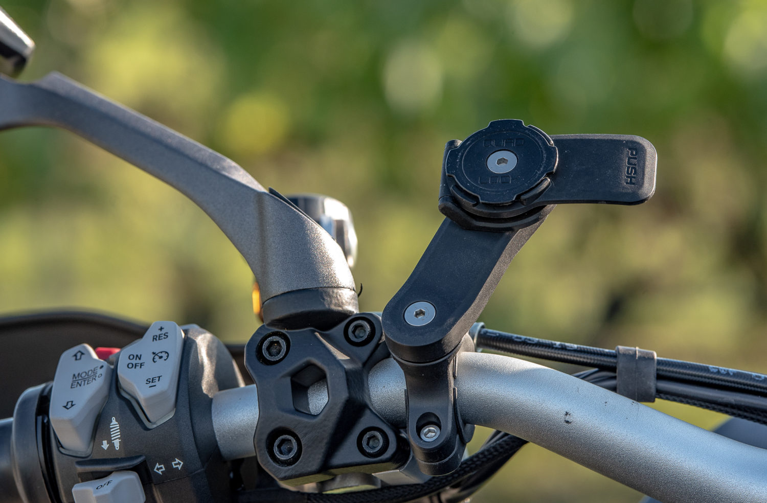 Test du système Quad Lock et si le meilleur GPS moto était votre