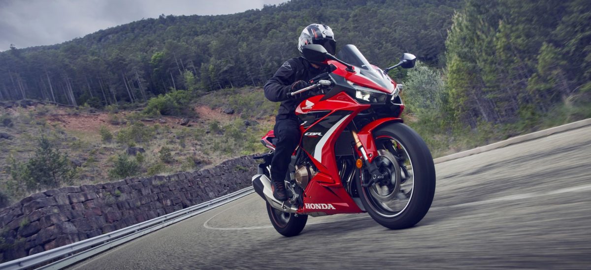 Une Honda CBR 500 R à la partie-cycle plus sportive