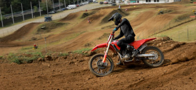 Essai – la nouvelle Honda CRF250 R voit nettement plus rouge ! :: Test Honda