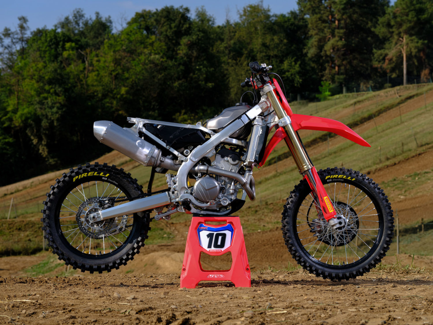 Essai - la nouvelle Honda CRF250 R voit nettement plus rouge ! - Actu Moto