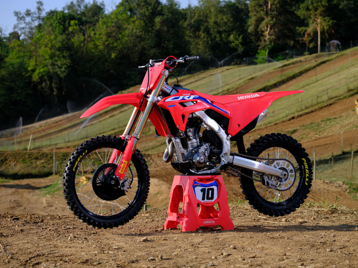 Essai - la nouvelle Honda CRF250 R voit nettement plus rouge ! - Actu Moto