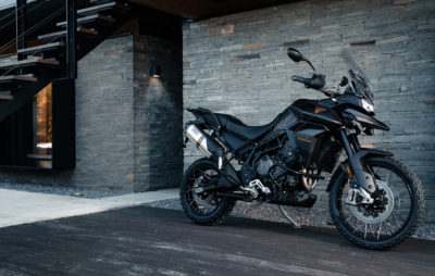 Après le Scrambler 1200 Bond Edition, Triumph annonce une Tiger 900 007 :: Tribut filmique