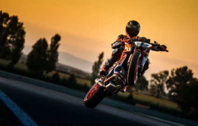 Une KTM 1290 Super Duke R EVO pour 2022, avec des suspensions électroniques :: Nouveauté 2022