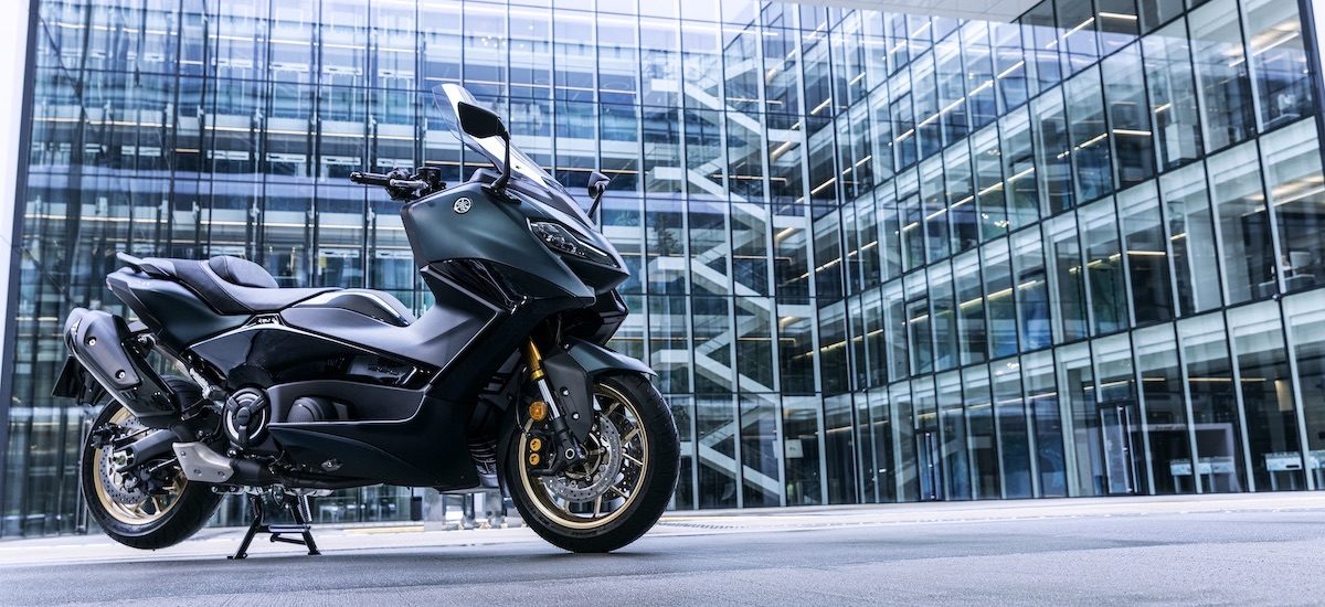 Le TMAX 2022 de Yamaha: la connectivité et une taille plus fine