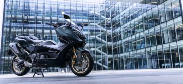 Le TMAX 2022 de Yamaha: la connectivité et une taille plus fine