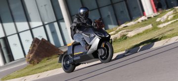 Essai – le BMW CE 04, un maxi-scooter urbain qui électrise