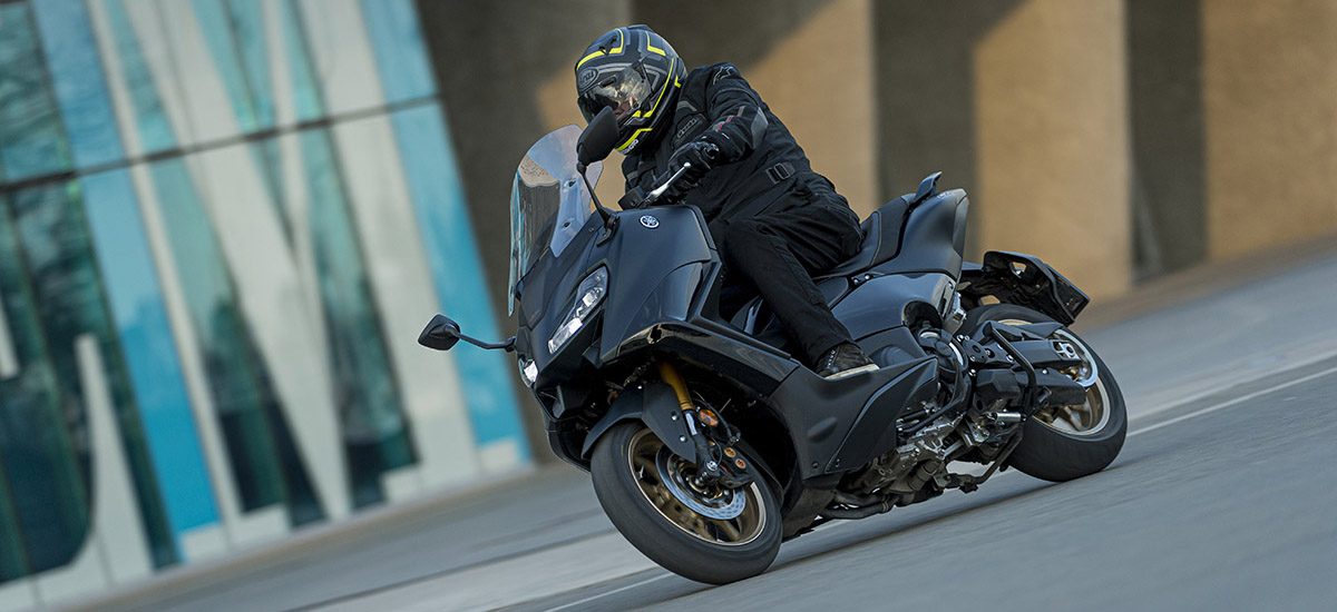 Essai – Le TMax Tech Max 2022 renforce son côté sportif et en fait un Max!