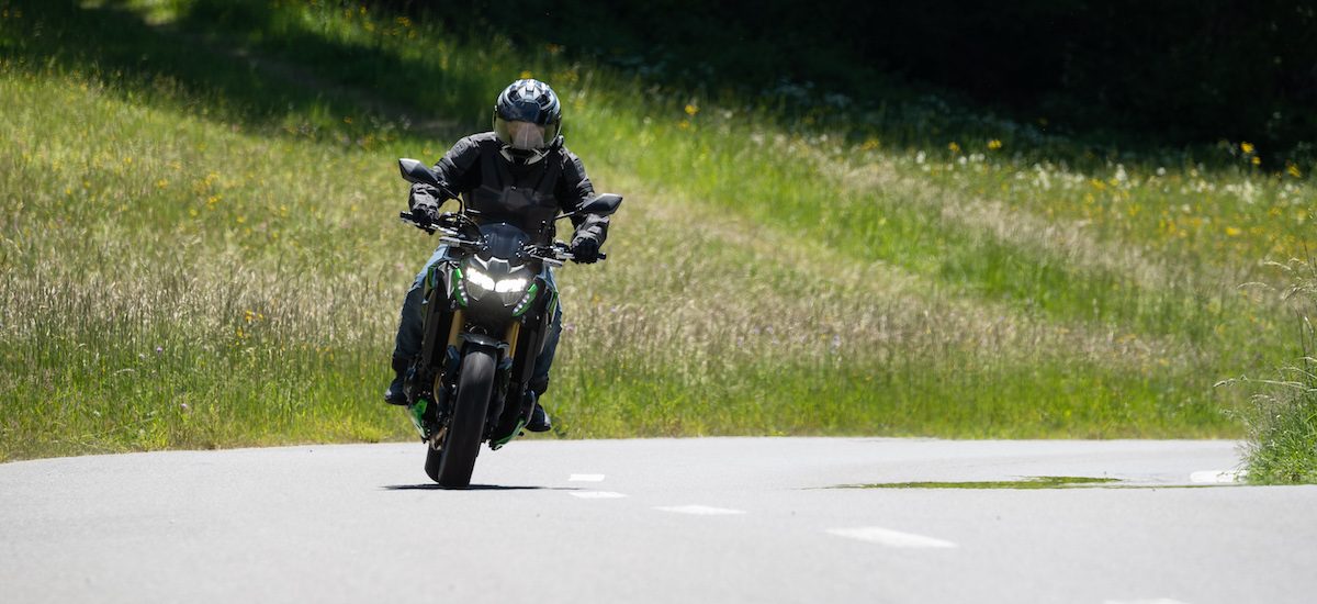 Essai – la Kawasaki Z900 SE, une supernaked verte bien suspendue