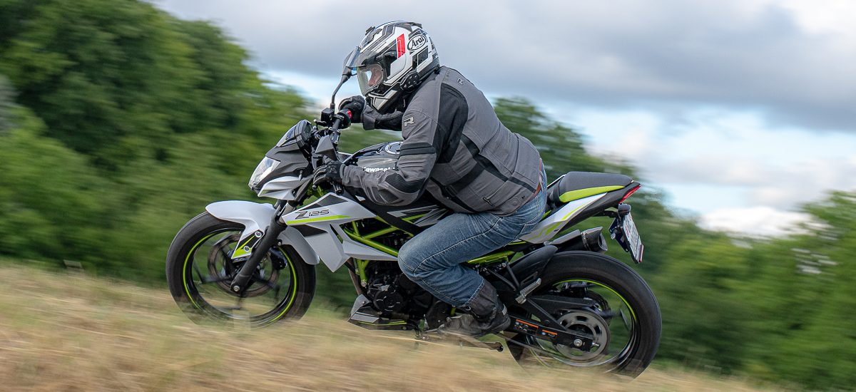 Essai – la petite Kawasaki Z 125 en ville, en campagne et même sur l’autoroute