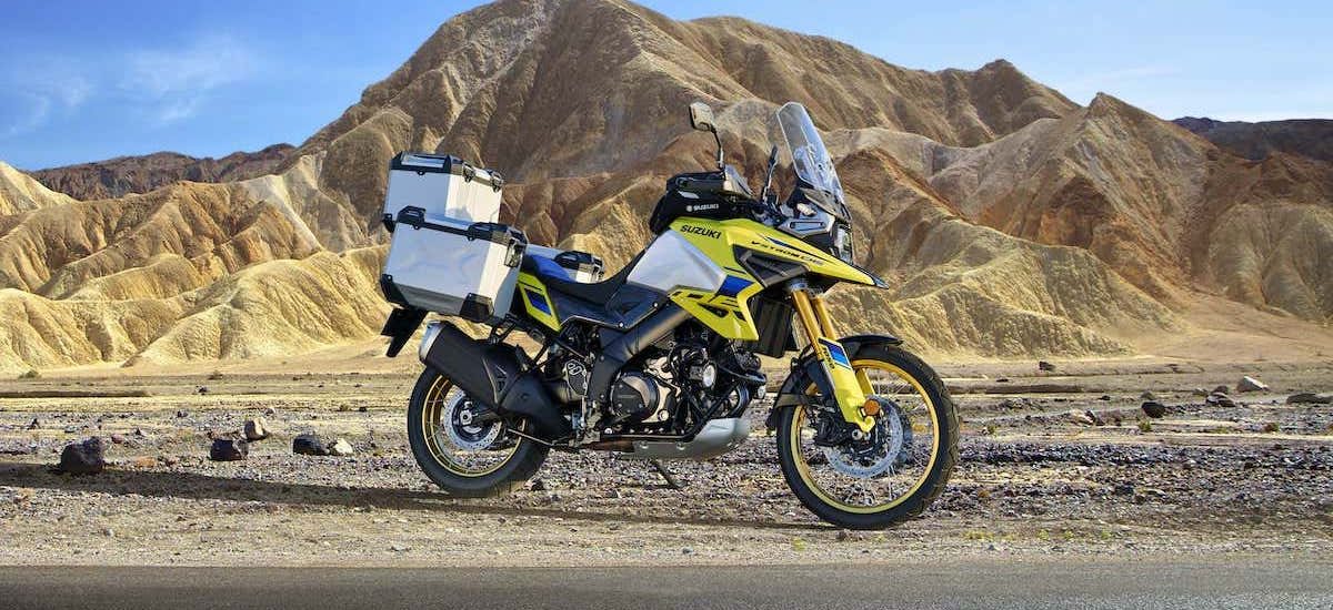 Nouveau – pas une, mais deux Suzuki V-Strom 1050, dont une pour les chemins et l’aventure