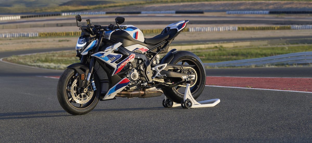 Nouveau – Une BMW naked M1000R sur le pied de guerre, et la BMW M1000RR qui va plus vite