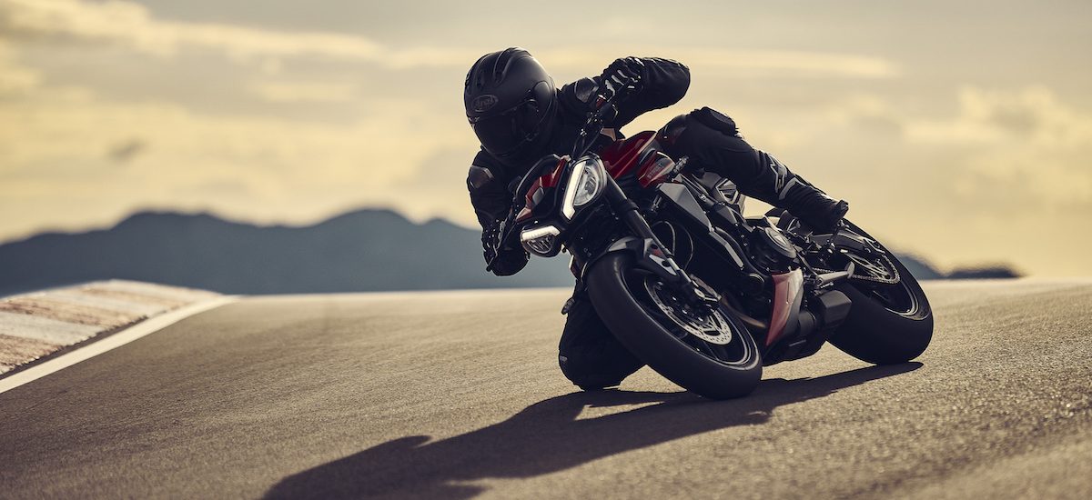 Nouveau – trois Triumph Street Triple, avec des assistances sensibles à l’angle