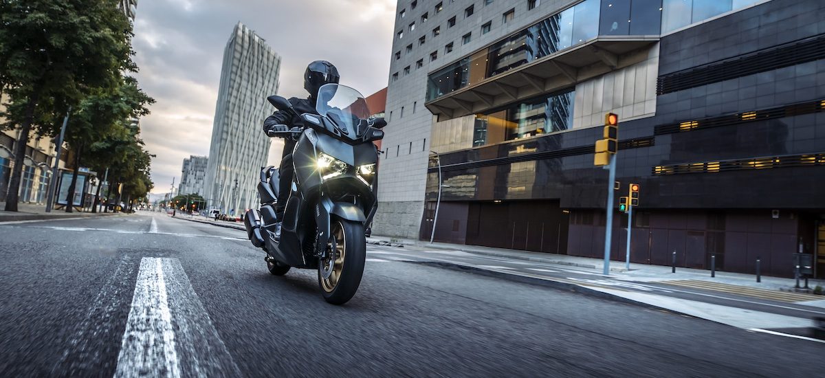 Nouveau – les Yamaha XMAX 125 et 300 avec la connectivité et une assise redessinée