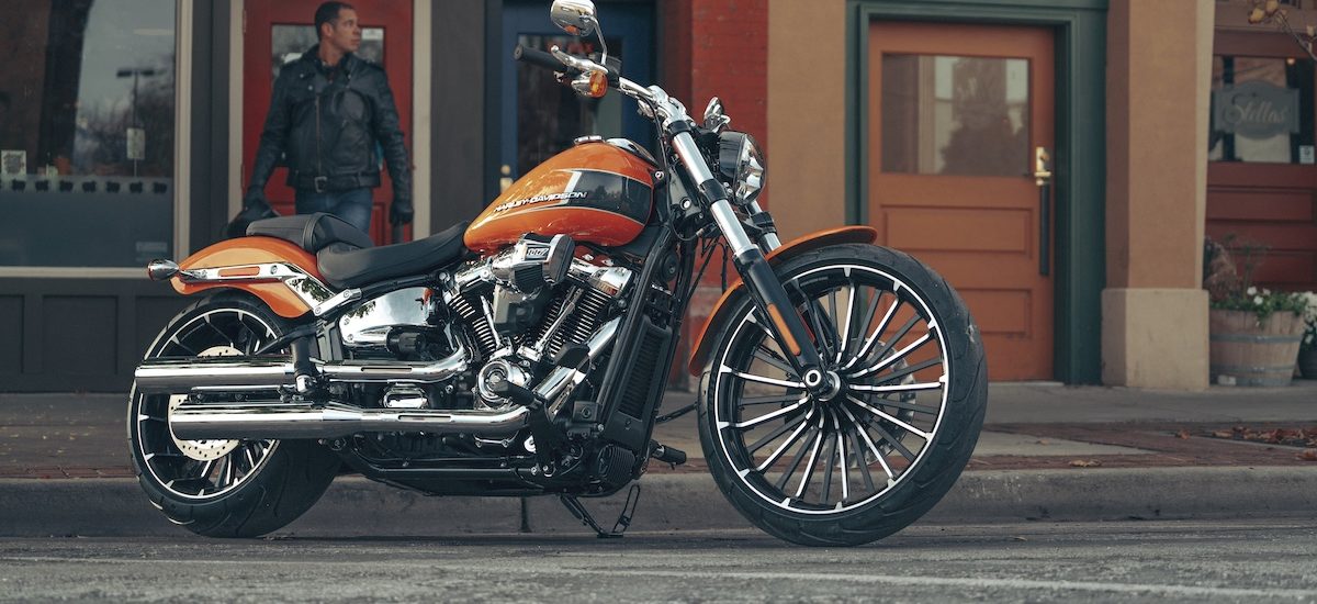 Nouveau – La Harley-Davidson FXBR Breakout adopte le moteur 117 et retrouve un « gros » réservoir