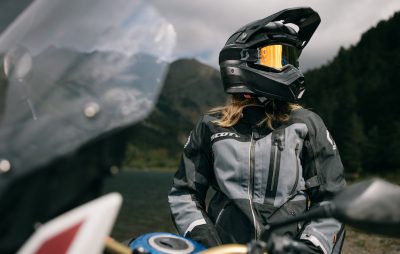 Nouveau – une coupe femme pour l’ensemble touring Priority GTX de Scott et une veste urbaine rétro :: Habits moto