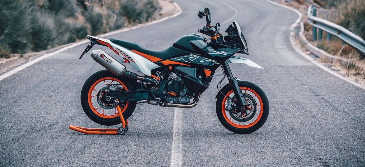 Nouveau – Avec la 890 SMT, KTM relance le Supermoto voyageur