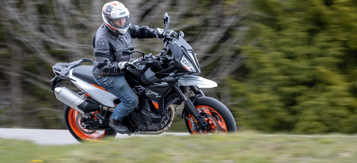 Essai – La KTM 890 SMT, faite pour trancher la route avec confort