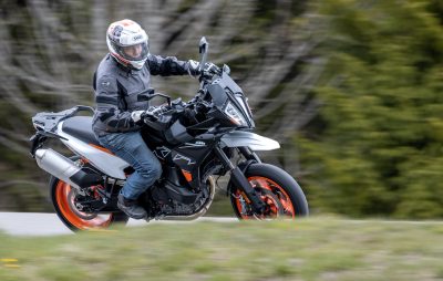 Essai – La KTM 890 SMT, faite pour trancher la route avec confort :: Test KTM