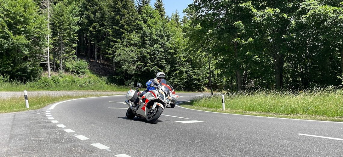 Les nouveaux marquages moto au Mollendruz semblent avoir amélioré les trajectoires des motocyclistes