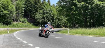 Les nouveaux marquages moto au Mollendruz semblent avoir amélioré les trajectoires des motocyclistes