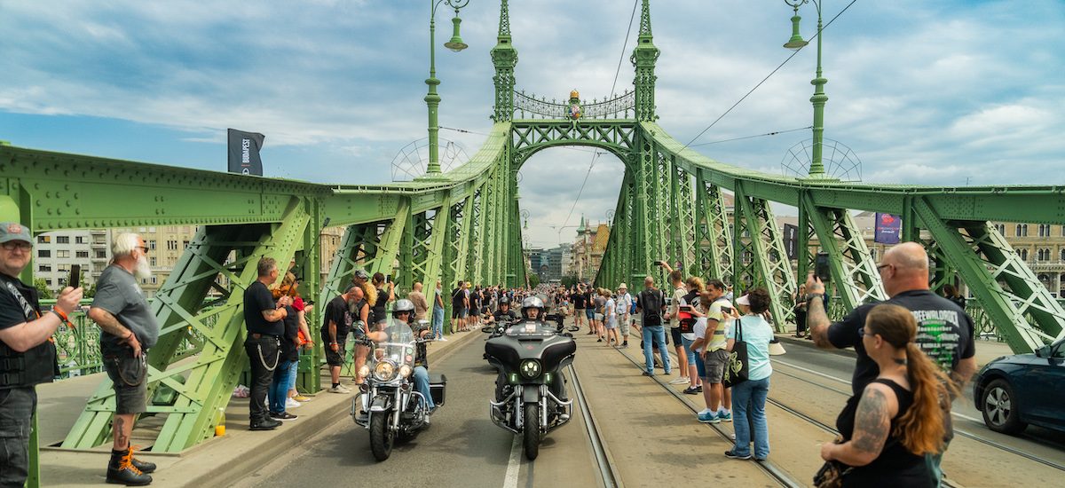La capitale hongroise parée des couleurs de Harley-Davidson pour les 120 ans de la Company!