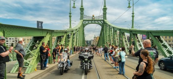 La capitale hongroise parée des couleurs de Harley-Davidson pour les 120 ans de la Company!