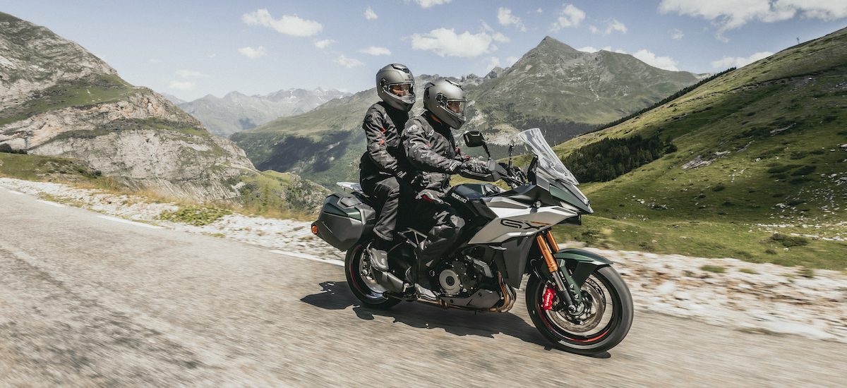 Suzuki lance la GSX-S 1000 GX, un crossover avec suspensions semi-actives