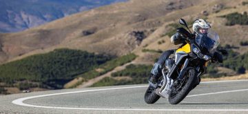 Essai – La Moto Guzzi Stelvio nouvelle déborde de caractère et tient la route