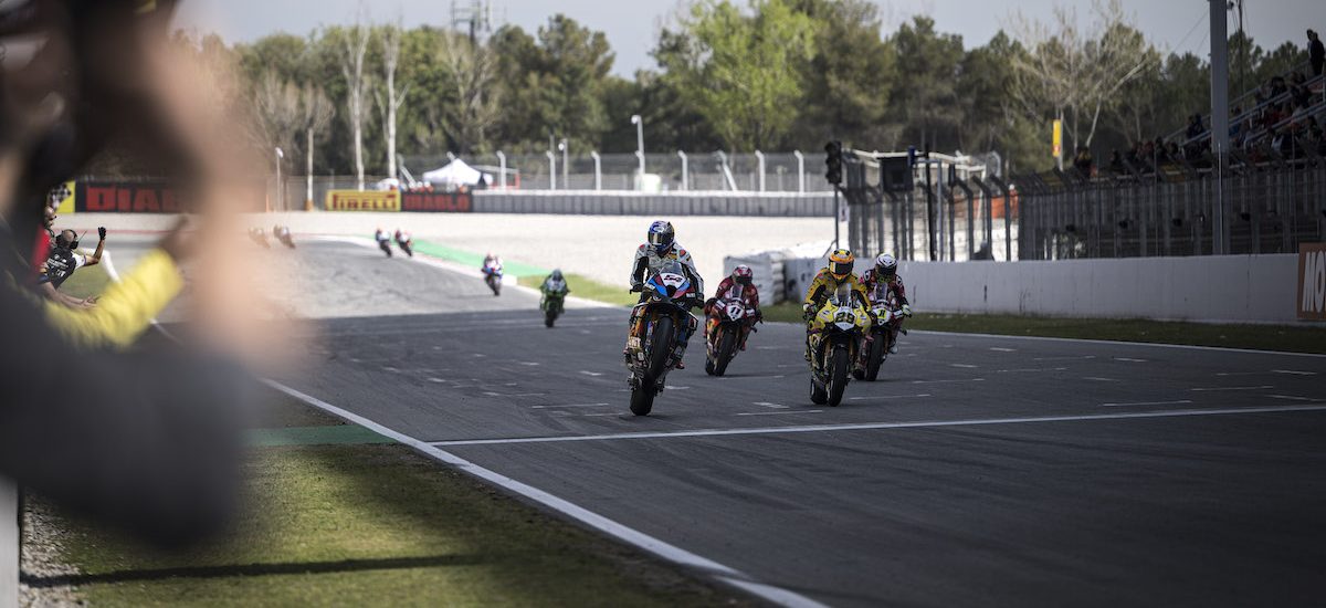 Superbike – A Barcelone, Razgatlioglu donne les premières victoires à BMW; des points pour Aegerter