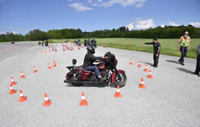 Tourner entre les cônes, comme les policiers américains, nous avons testé en Suisse :: Formation au pilotage