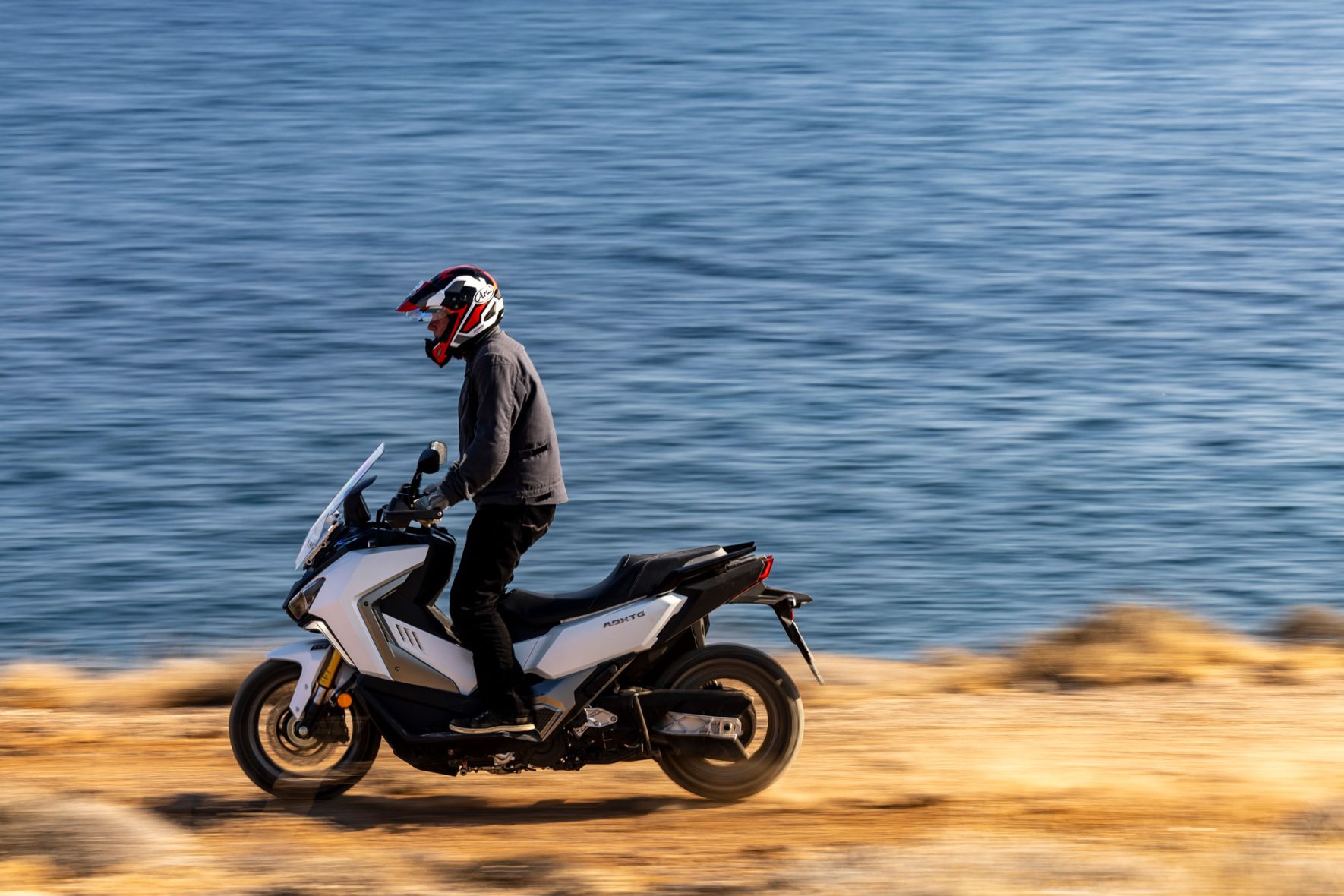 Essai SYM – Un grand pas dans l'aventure avec le Crossover ADX TG 400 ...