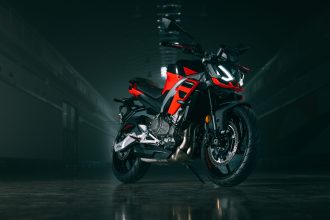La toute nouvelle Aprilia Tuono 457 bicylindre arrivera au mois de mai 2025 en Suisse, au prix de 6195 francs