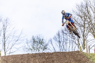 En MX2, Andrea Adamo (KTM, numéro 80) remporte le Grand Prix d’Europe à St Jean d’Angély, devant son coéquipier Simon Längenfelder et Thibault Benistant (Yamaha); le Suisse Mike Gwerder (team privé, KTM) prend la 18ème place