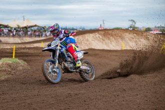 MXGP – Maxime Renaux (Yamaha) ouvre le compteur en Argentine en remportant le premier Grand Prix motocross de la saison, devant Romain Febvre (Kawasaki) et Tim Gajser (Honda); les Suisses Jeremy Seewer (Ducati), Valentin Guillod (pilote indépendant sur une Yamaha venant du garage vaudois Kehrli) et Kevin Brumann (team privé Husqvarna) sont 12ème, 13ème et 22ème; Seewer a signé la sixième place de la manche 1, Guillod la 5ème de la manche 2!