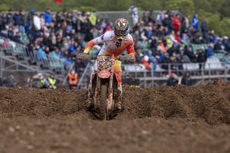 Tim Gajser (Honda, numéro 243) remporte la course qualificative dans la boue au Grand Prix motocross de Cozar (E), devant Maxime Renaux (Yamaha) et Pauls Jonass (Kawasaki); les Suisses Kevin Brumann (team privé, Husqvarna), Valentin Guillod (pilote indépendant, Yamaha) et Jeremy Seewer (Ducati) ont fini 15ème, 17ème et 18ème