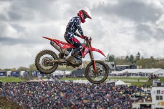 Le pilote Honda Tim Gajser (numéro 243) gagne le Grand Prix motocross de France à St Jean d’Angély, devant Romain Febvre (Kawasaki) et Lucas Coenen (KTM); Valentin Guillod (pilote indépendant, Yamaha), neuvième, est le Suisse le mieux classé