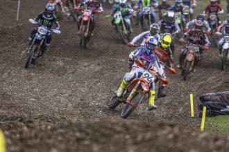 Le jeune Belge Lucas Coenen (KTM numéro 96) remporte la course qualificative du Grand Prix motocross d’Europe, à St Jean d’Angely (FR), devant Tim Gajser (Honda) et Ruben Fernandez (Honda); les Suisses Jeremy Seewer (Ducati), Valentin Guillod (pilote indépendant, Yamaha) et Kevin Brumann (team MXHandel, Husqvarna) finissent 16ème, 17ème et 20ème