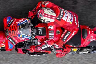 Trois courses Sprint disputées depuis le début de la saison et trois fois le même podium! Marc Marquez (Ducati Lenovo Team, numéro 93) l’emporte devant son frère Alex Marquez (BK8 Gresini Racing MotoGP) et le coéquipier de Marc, Francesco Bagnaia; les deux pilotes du team VR46 (Ducati) Fabio Di Giannantonio et Franco Morbidelli finissent 4ème et 5ème, devant Fabio Quartararo (Yamaha), Pedro Acosta (KTM), Luca Marini (Honda HRC), Ai Ogura (Trackhouse, Aprilia) et Marco Bezzecchi (Aprilia)