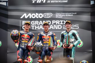 Jose Antonio Rueda (Red Bull KTM Ajo) remporte la course Moto3 au Grand Prix de Thaïlande, devant son coéquipier Alvaro Carpe et Adrian Fernandez (Leopard, Honda)