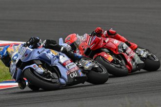 Marc Marquez (Ducati, numéro 93) remporte le Grand Prix d’Argentine, devant son frère Alex Marquez (team Gresini, Ducati numéro 73) et Franco Morbidelli (team VR46, Ducati); 4ème place pour Francesco Bagnaia (Ducati), devant Fabio Di Giannantonio (VR46) et Johann Zarco (Honda LCR); suivent Brad Binder (KTM), Pedro Acosta (KTM), Joan Mir (Honda HRC) et Luca Marini (HRC); Ai Ogura (Trackhouse, Aprilia) a franchi la ligne 8ème, mais il a été disqualifié parce que lui et son team ont utilisé un logiciel non conforme