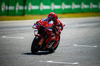 Marc Marquez (Ducati Lenovo, numéro 93) décroche la première pole de la saison, à Buriram (Thaïlane), devant son frère Alex (team Gresini, Ducati) et son coéquipier (Ducati Lenovo) Francesco Bagnaia, qui a û passer par la séance de repêchage Q1; les autres qualifiés de la Q2 sont dans l’ordre, du 4ème au 12ème, Jack Miller (Pramac, Yamaha), Ai Ogura (Trackhouse, Aprilia), Franco Morbidelli (Pertamina VR46, Ducati), Pedro Acosta (KTM), Raul Fernandez (Trackhouse), Marco Bezzecchi (Tech3, KTM), Fabio Quartararo (Yamaha), Joan Mir (Honda) et Johann Zarco (Castrol Honda LCR)