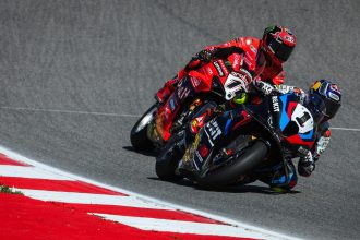 Auteur de la pole, Toprak Razgatlioglu (BMW, numéro 1) remporte la course Superbike un à Portimao, au terme d’un duel serré avec Nicolo Bulega (Ducati, numéro 11); Andrea Locatelli (Yamaha) est troisième, et le Suisse Dominique Aegerter (team satellite Yamaha GRT, 8ème des qualifications) 8ème