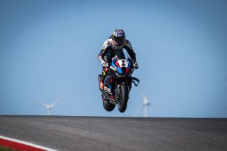 Le pilote BMW Toprak Razgatlioglu (numéro 1) remporte la course Superpole (courte) dimanche à Portimao, devant les deux équipiers du team Ducati Nicolo Bulega et Alvaro Bautista, et il fait de même dans la course 2 (longue) le même jour, devant les mêmes pilotes; au championnat, Razgatlioglu a désormais 19 points de retard sur Bulega