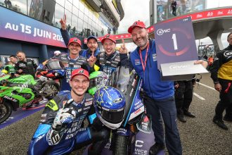 Le YART (team Yamaha officiel, numéro 7, catégorie EWC, photo) remporte les 24 heures du Mans, devant le KWT (Kawasaki), qui a chuté dans les dernières heures, et l’ERC (team BMW privé, numéro 6); le SERT (Suzuki, numéro 1), champion en titre, a fait une course de remontée après plusieurs chutes et termine sixième, derrière le team d’usine BMW (numéro 37) et le team privé Maxess by BMRT 3D (Kawasaki, numéro 24)