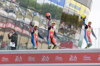 National Motos (Honda, numéro 55), dont fait partie le pilote suisse Valentin Suchet (tout à droite sur la photo), se classe septième des 24 heures du Mans, et premier team en catégorie Superstock; le team suisse Bolliger (Kawasaki, 8, catégorie EWC) finit 9ème après une belle remontée, et le team Superstock JMA Racing (Suzuki, numéro 34), dont fait partie le pilote suisse Kylian Nestola, termine 23ème (12ème de sa catégorie)