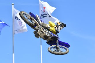 Ruben Fernandez (Honda, numéro 70) gagne la course qualificative du Grand Prix de Suisse, devant son coéquipier et laeder du championnat Tim Gajser (243) et Maxime Renaux (Yamaha); les Suisses Jeremy Seewer (Ducati, 91), Valentin Guillod (pilote indépendant, Yamaha, 92, en photo), Arnaud Tonus (ex-pilote de MXGP, Yamaha numéro 4) et Kevin Brumann (team MX Handel, Husqvarna) sont sixième, huitième, 16ème et 17ème